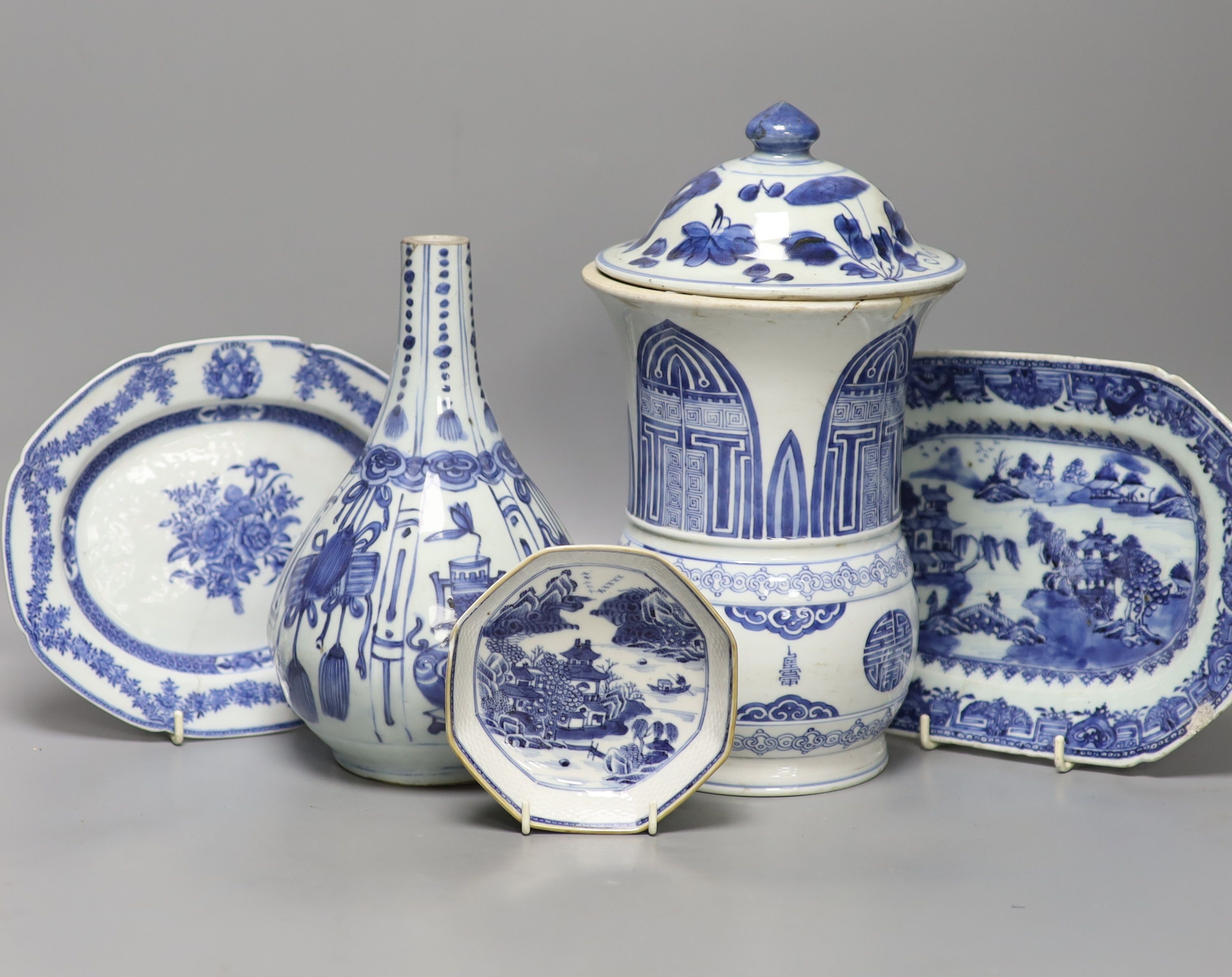 A study group of Chinese blue and white porcelain, 17th/18th century